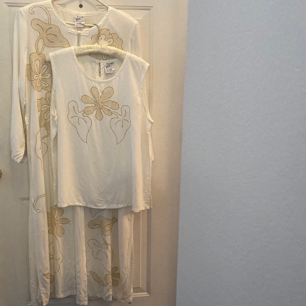 Midnight Velvet Cream and Gold Tunic Set Size Large